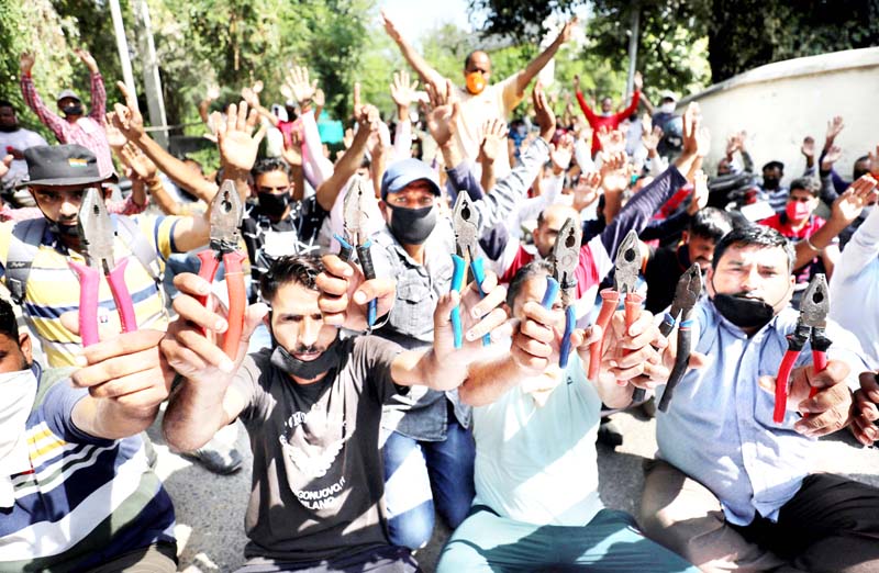 JPDCL workers staging protest in Jammu on Wednesday. -Excelsior/Rakesh JPDCL workers staging protest in Jammu on Wednesday. -Excelsior/Rakesh
