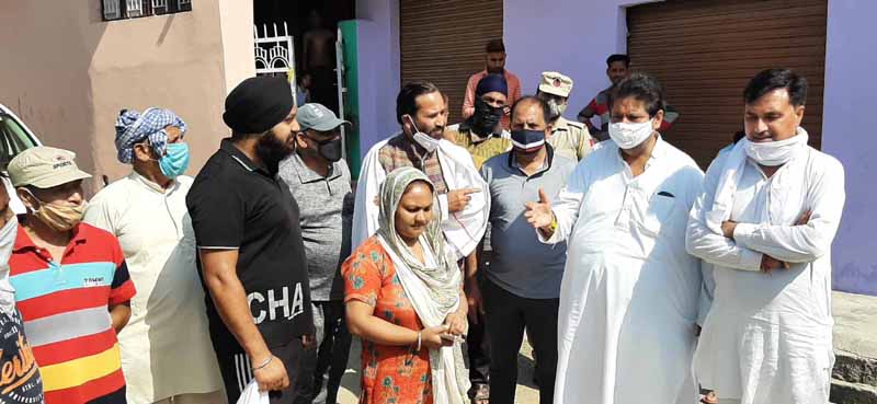 Senior Congress leader Raman Bhalla interacting with poeple of Dharap in Gandhi Nagar on Thursday.