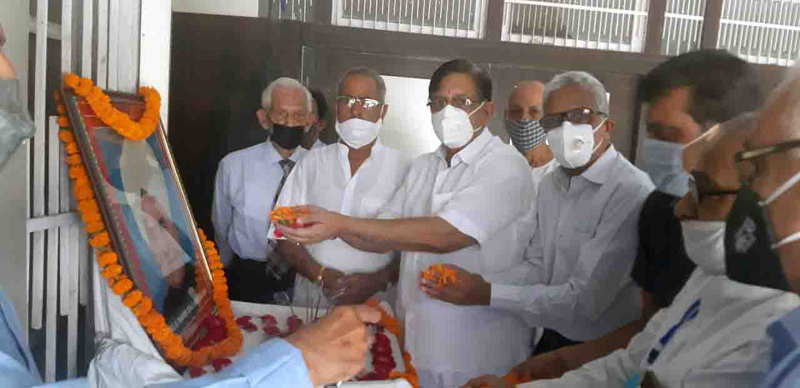 Members of Mahajan Sabha paying floral tributes to social reformer Lala Hans Raj Mahajan. Members of Mahajan Sabha paying floral tributes to social reformer Lala Hans Raj Mahajan.