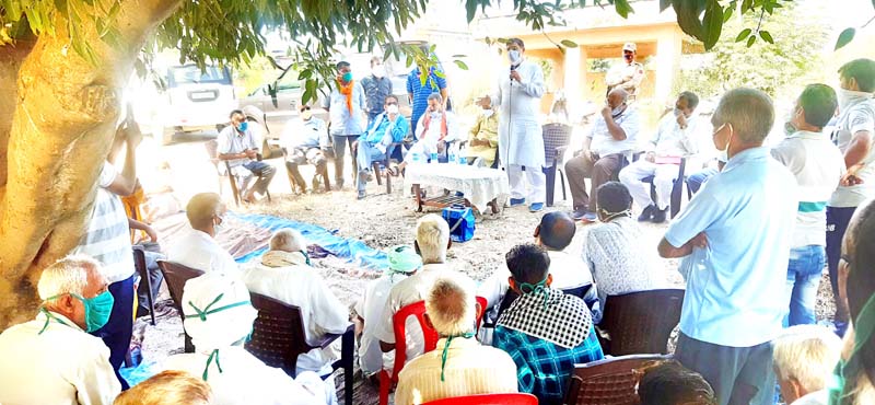 MP, Jugal Kishore Sharma along with other BJP leaders interacting with farmers at Samba on Sunday. -Excelsior/Badyal MP, Jugal Kishore Sharma along with other BJP leaders interacting with farmers at Samba on Sunday. -Excelsior/Badyal