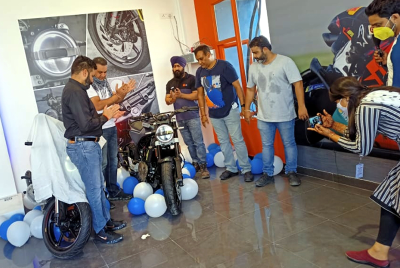 Dignitaries having glimpses of Svartpilen 250 and Vitpilen 250 at KTM Jammu. Dignitaries having glimpses of Svartpilen 250 and Vitpilen 250 at KTM Jammu.