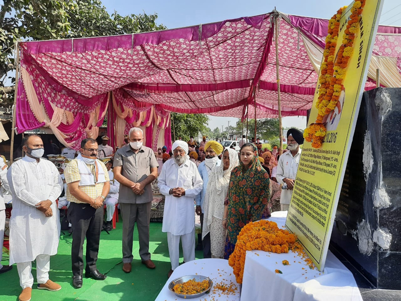 Former Minister Sham Choudhary and former MLC Vikram Randhawa paying tributes to martyr Gurnam Singh.