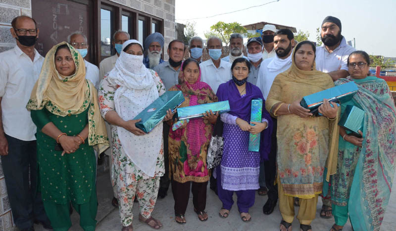 War widows and members of Ex-Central Paramilitary Forces Welfare Association posing for group photograph.