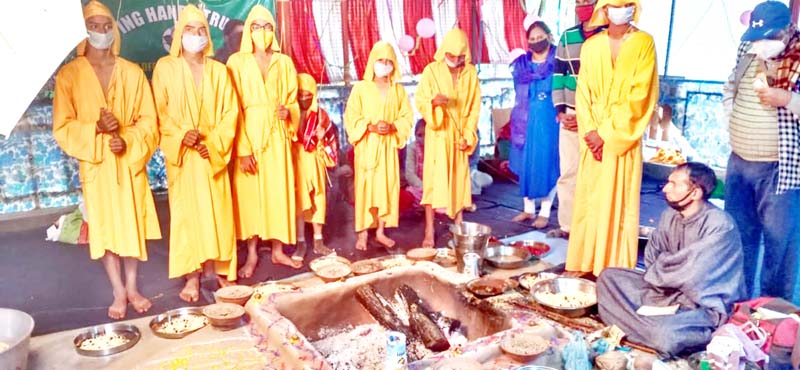 Samohik Yegyopavit being solemnized at Nagdandi Ashram Anantnag on Monday. Samohik Yegyopavit being solemnized at Nagdandi Ashram Anantnag on Monday.