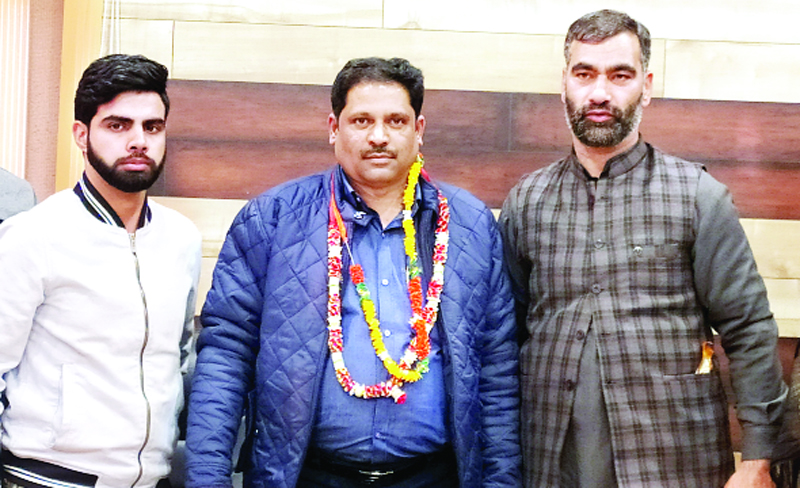 Dy Mayor Pervaiz Qadri (middle) after passing floor test in Srinagar. —Excelsior/Shakeel Dy Mayor Pervaiz Qadri (middle) after passing floor test in Srinagar. —Excelsior/Shakeel