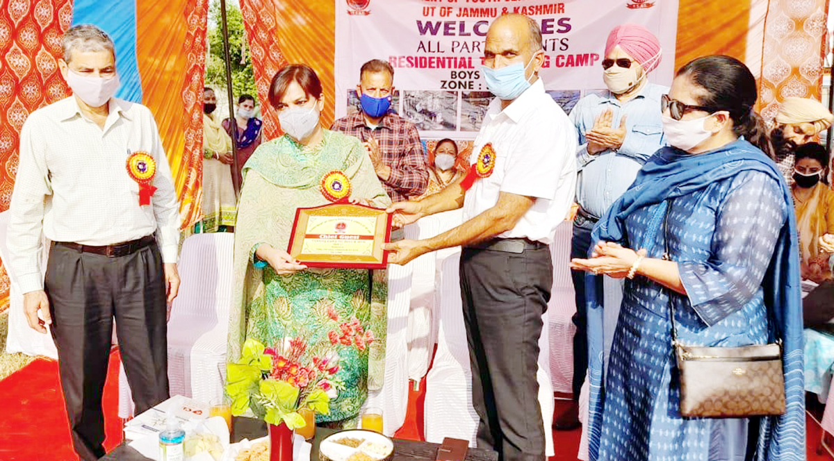 Director School Education Jammu, Anuradha Gupta presenting mementos to an official during function organised at GMS Satwari Jammu. Director School Education Jammu, Anuradha Gupta presenting mementos to an official during function organised at GMS Satwari Jammu.