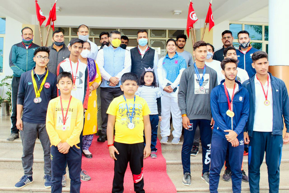 Players posing for a group photograph along with dignitaries at Katra. Players posing for a group photograph along with dignitaries at Katra.