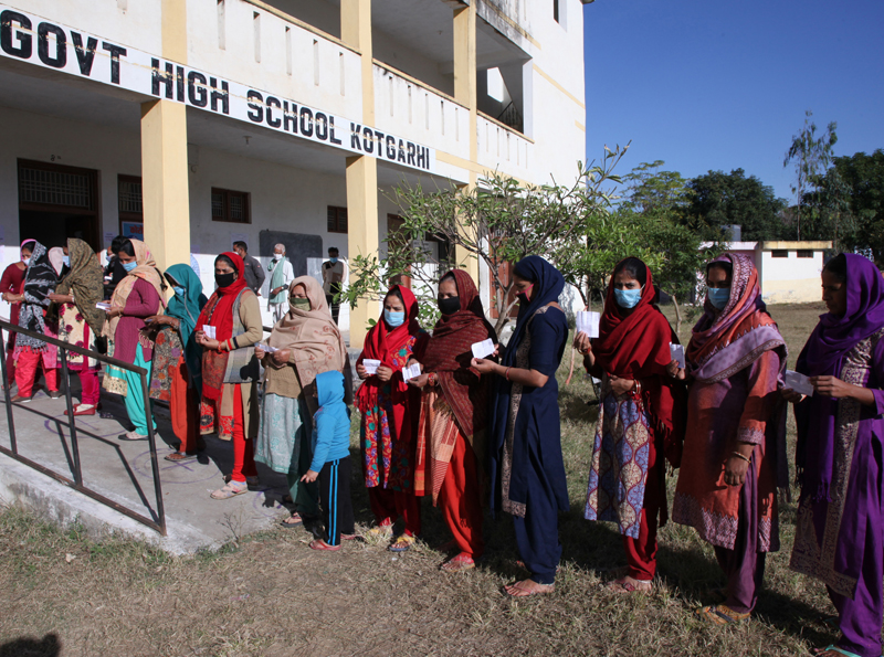 Queue of women voters at Akhnoor on Saturday. -Excelsior/Rakesh Queue of women voters at Akhnoor on Saturday. -Excelsior/Rakesh