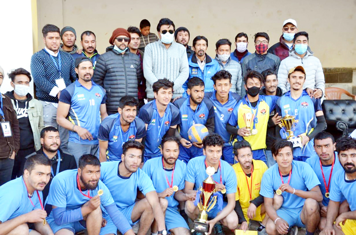 Dignitaries and players posing for group photograph. Dignitaries and players posing for group photograph.