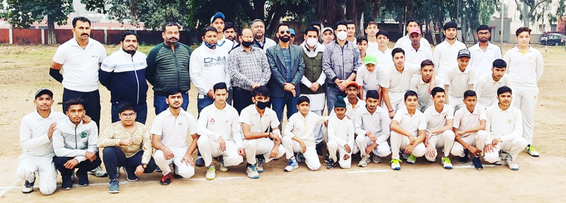 Dignitaries and participating team players posing for group photograph. Dignitaries and participating team players posing for group photograph.