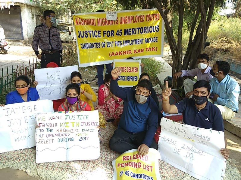 PM package candidates protesting outside Press Club Jammu on Tuesday. —Excelsior/Rakesh PM package candidates protesting outside Press Club Jammu on Tuesday. —Excelsior/Rakesh