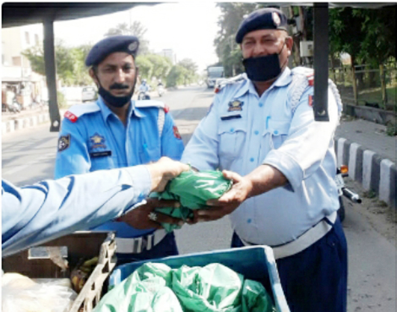 Refreshment being given to on-duty traffic police personnel in Jammu. Refreshment being given to on-duty traffic police personnel in Jammu.