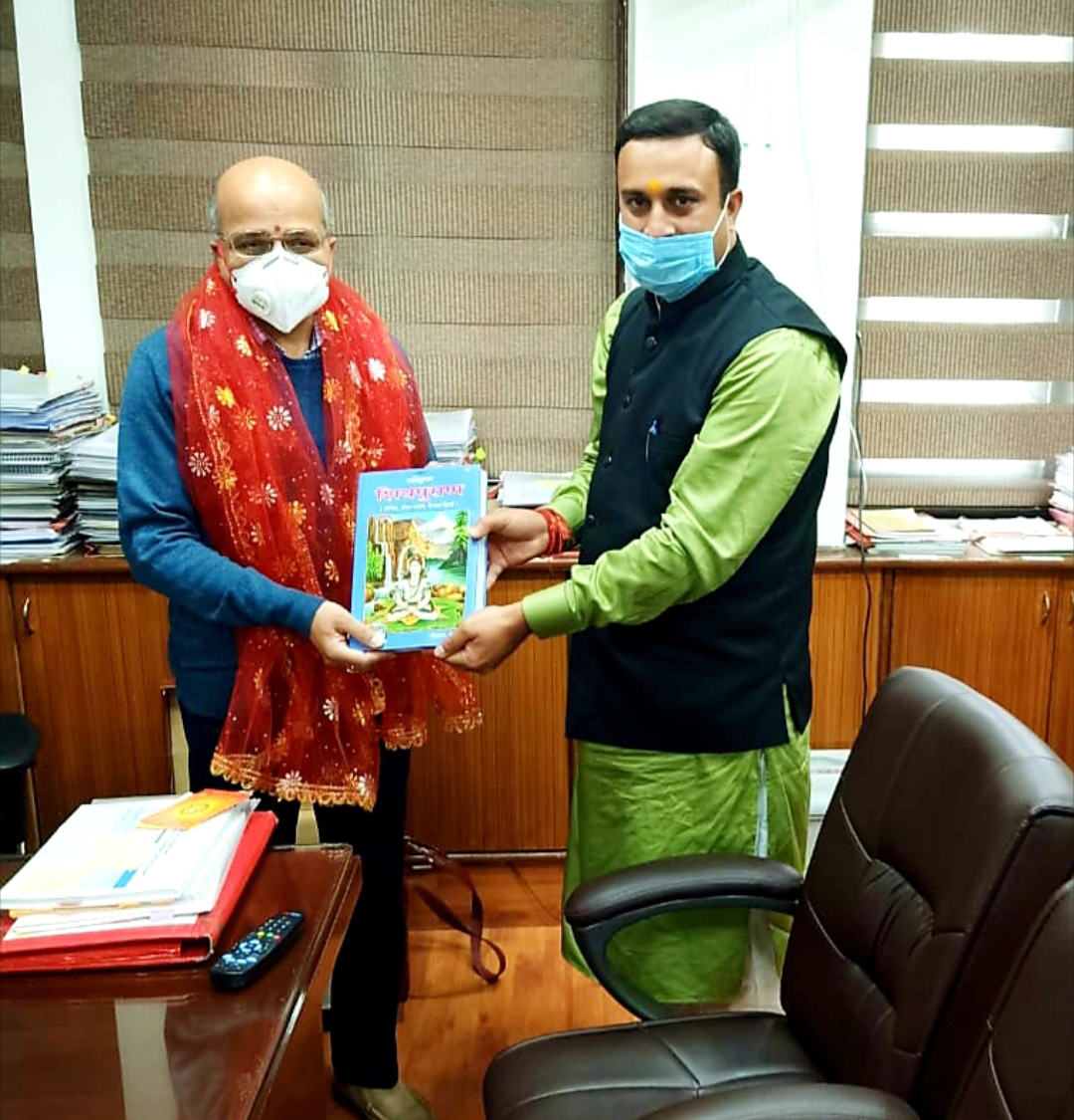 SKJAVS Trust president, Mahant Rohit Shastri presenting Shiv Mahapuran to J&K CS, B.V.R Subrahmanyam. SKJAVS Trust president, Mahant Rohit Shastri presenting Shiv Mahapuran to J&K CS, B.V.R Subrahmanyam.