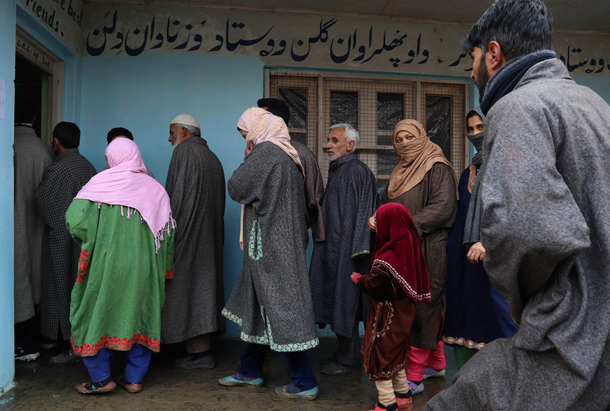 Voters stand in a queue to cast their vote during DDC elections at Chadoora in Budgam. — Excelsior/Shakeel Voters stand in a queue to cast their vote during DDC elections at Chadoora in Budgam. — Excelsior/Shakeel