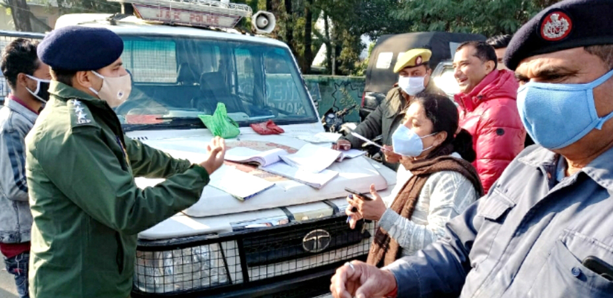 Traffic cops imposing fine on violators in Jammu. Traffic cops imposing fine on violators in Jammu.