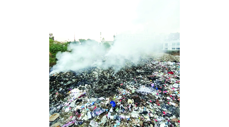 Open burning of garbage in Jammu city in violation of NGT ban order. Open burning of garbage in Jammu city in violation of NGT ban order.