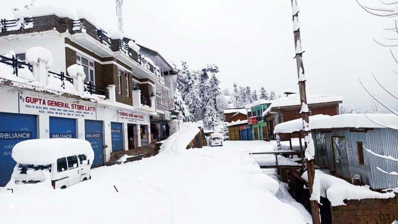 Latti town in Dudu Sub Division of Udhampur witnesses heavy snowfall on Monday. -Excelsior Photo Latti town in Dudu Sub Division of Udhampur witnesses heavy snowfall on Monday. -Excelsior Photo