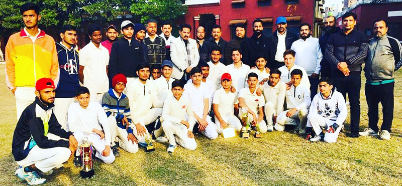 Winning team posing for a group photograph wtih dignitaries at GHSS Akhnoor on Friday. Winning team posing for a group photograph wtih dignitaries at GHSS Akhnoor on Friday.