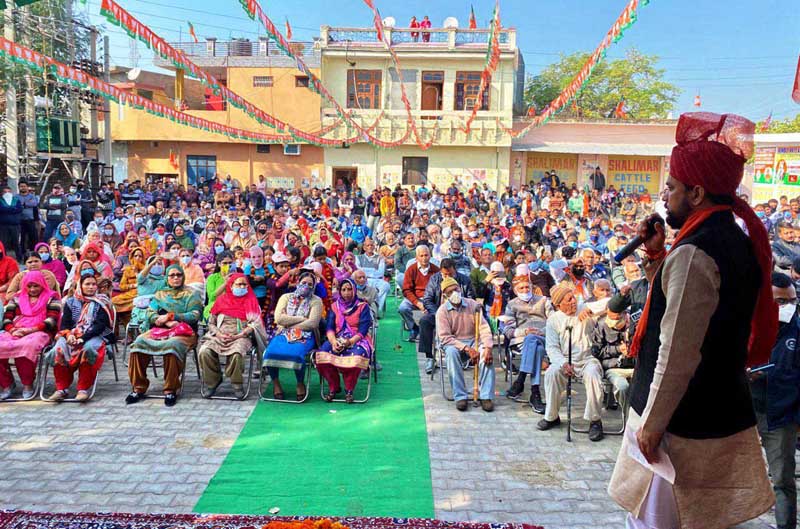 Union Minister Anurag Thakur addressing election rally at Vijaypur on Wednesday. —Excelsior/Badyal Union Minister Anurag Thakur addressing election rally at Vijaypur on Wednesday. —Excelsior/Badyal
