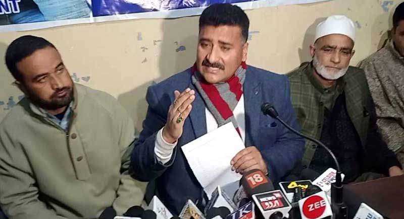 AJKPC president talking to mediapersons in Srinagar. AJKPC president talking to mediapersons in Srinagar.