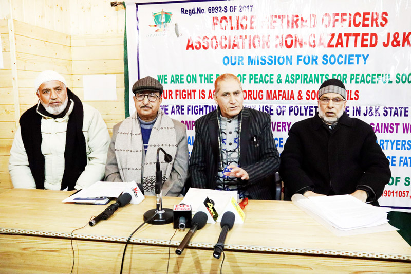 Non Gazetted retired police officers addressing a press conference in Srinagar.-Excelsior/ Shakeel Non Gazetted retired police officers addressing a press conference in Srinagar.-Excelsior/ Shakeel