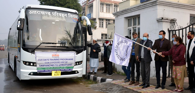 Secy RDD Sheetal Nanda flagging off 3rd batch of Sarpanchs to Uttarakhand. Secy RDD Sheetal Nanda flagging off 3rd batch of Sarpanchs to Uttarakhand.