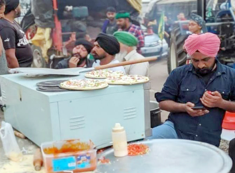 Pizzas being served to protesting farmers. Pizzas being served to protesting farmers.