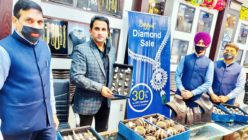 Officials of Mulkh Raj Ashok Kumar Jewellers showing diamond jewellery. Officials of Mulkh Raj Ashok Kumar Jewellers showing diamond jewellery.