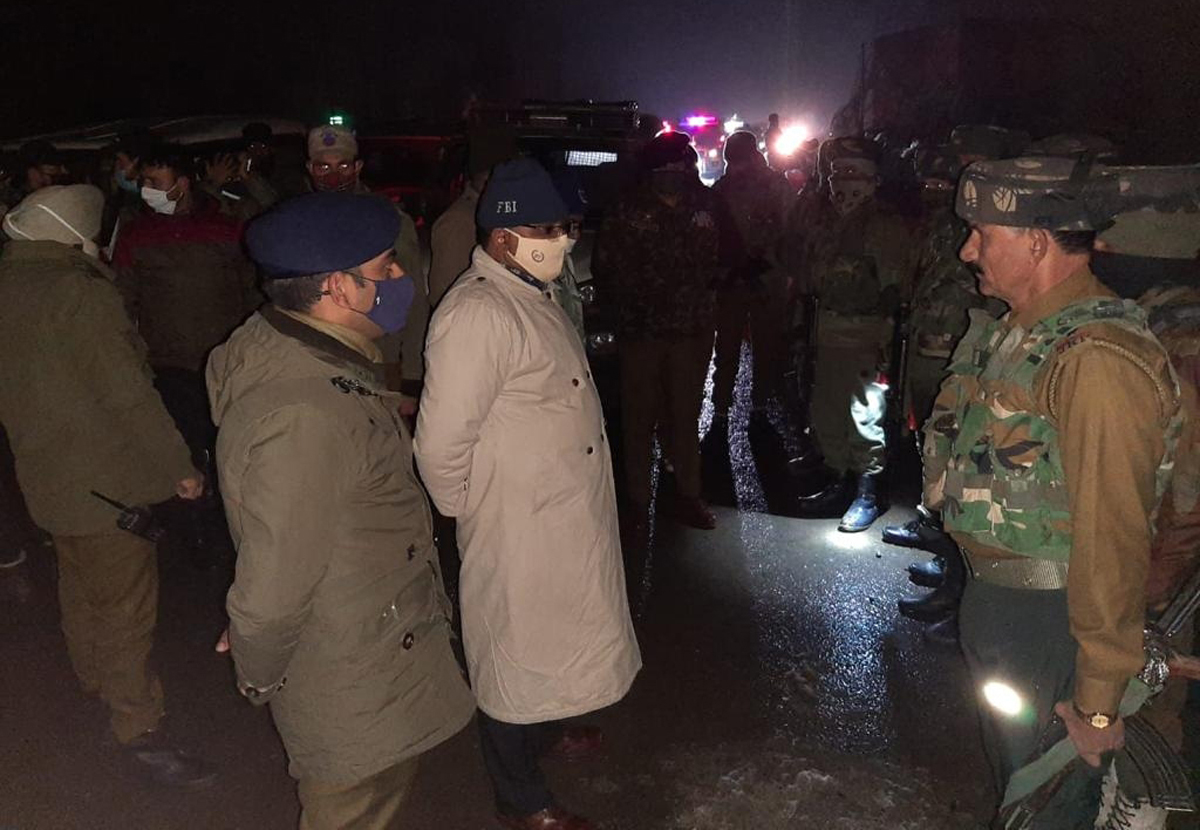 DGP Dilbag Singh interacting with jawans at a naka on NH-44 in South Kashmir. DGP Dilbag Singh interacting with jawans at a naka on NH-44 in South Kashmir.