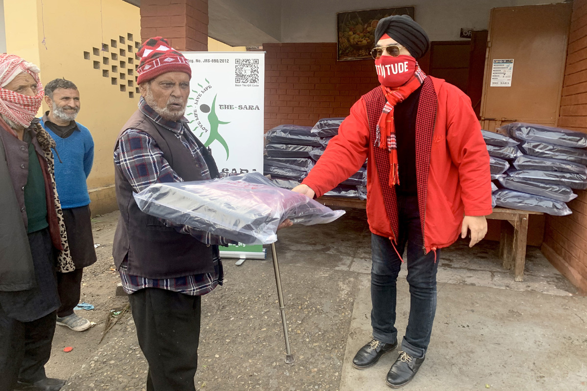 Member of 'THE - SARA' giving blankets to an inmate of Kusht Ashram in Jammu on Wednesday. Member of 'THE - SARA' giving blankets to an inmate of Kusht Ashram in Jammu on Wednesday.
