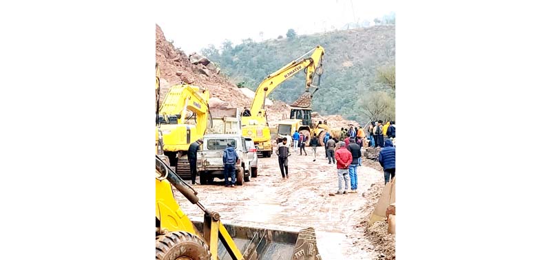 Work in progress to clear landslides at Samroli near Chenani on Jammu-Srinagar National Highway. -Excelsior/K. Kumar Work in progress to clear landslides at Samroli near Chenani on Jammu-Srinagar National Highway. -Excelsior/K. Kumar