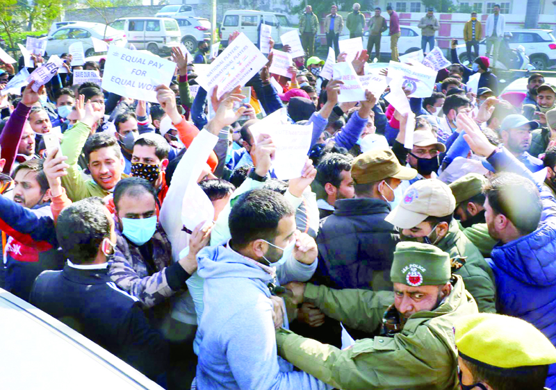 Rehbar-e-Khel Physical Education Teachers staging protest outside BJP Headquarter Trikuta Nagar on Thursday. -Excelsior/Rakesh Rehbar-e-Khel Physical Education Teachers staging protest outside BJP Headquarter Trikuta Nagar on Thursday. -Excelsior/Rakesh