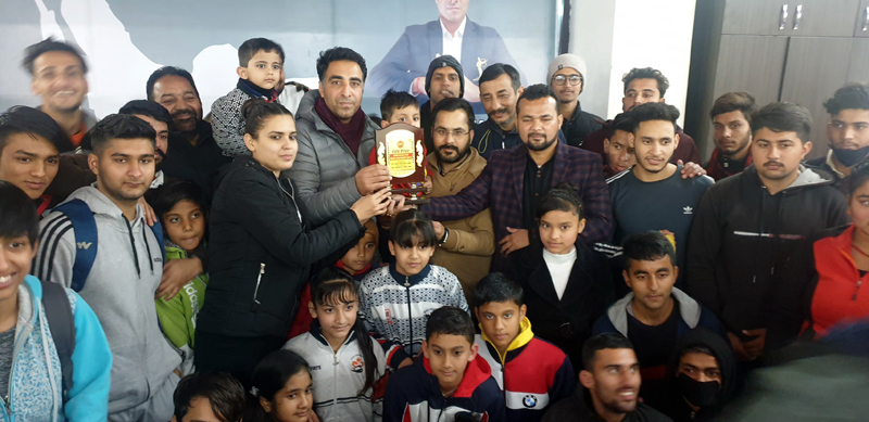 Dronacharya Awardee, Kuldeep Handoo presenting winning trophy to players at Jammu.