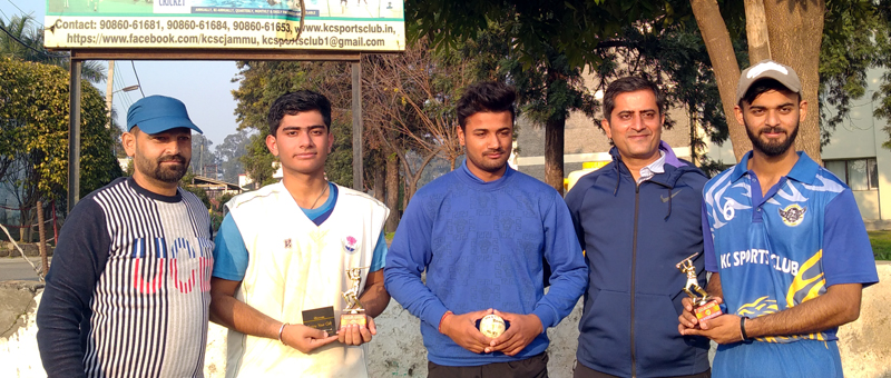 Dignitaries and Man of the Match award winners posing for group photograph. Dignitaries and Man of the Match award winners posing for group photograph.