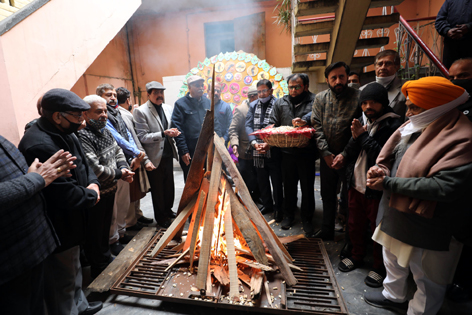 People celebrating Lohri at Jammu on Wednesday. -Excelsior/Rakesh People celebrating Lohri at Jammu on Wednesday. -Excelsior/Rakesh