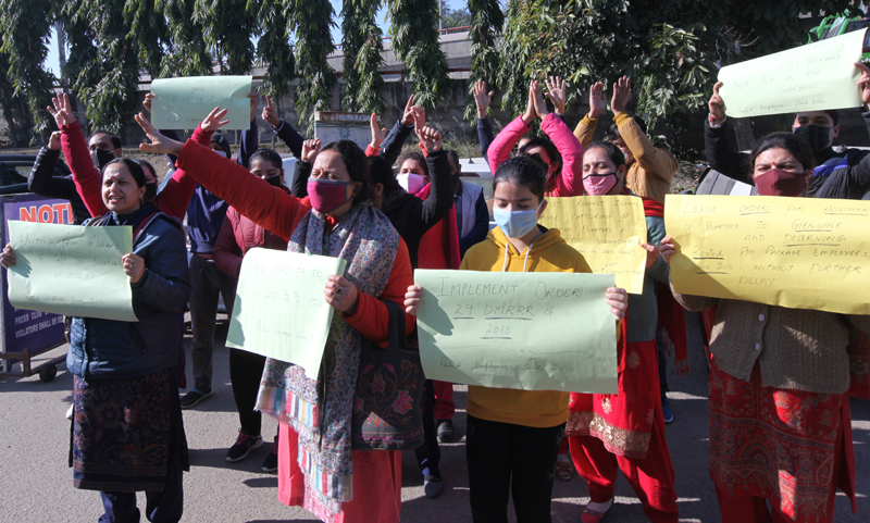 PM package employees protesting at Press Club on Thursday. — Excelsior/Rakesh PM package employees protesting at Press Club on Thursday. — Excelsior/Rakesh