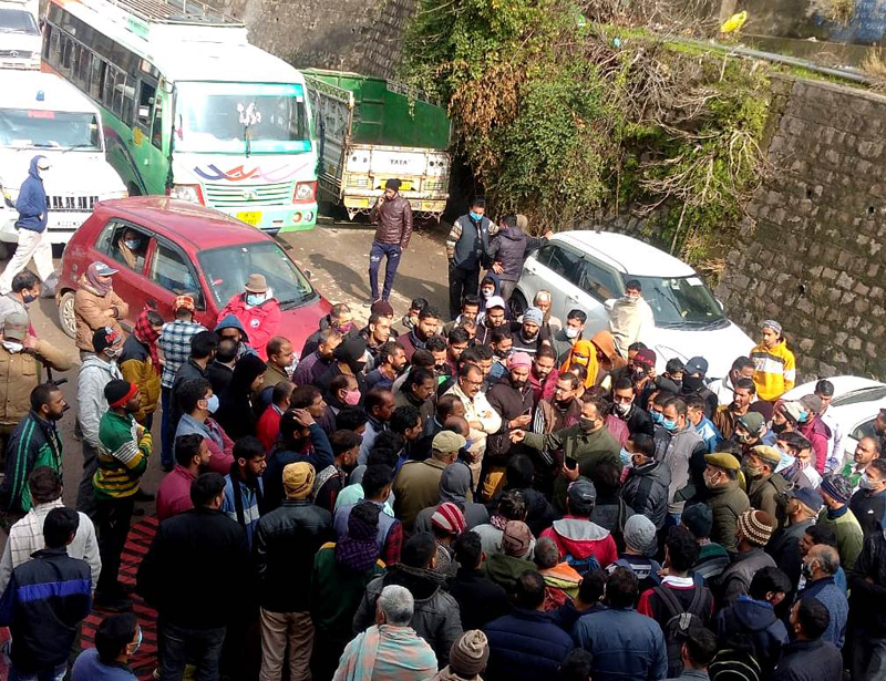 Chenani shopkeepers protesting against failures of PDD,PHE & NHAI on Saturday. Chenani shopkeepers protesting against failures of PDD,PHE & NHAI on Saturday.