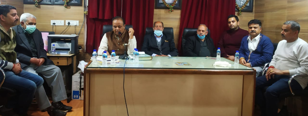 Working Committee members of Traders Federation Ware House Nehru Market during a meeting at Jammu on Friday. Working Committee members of Traders Federation Ware House Nehru Market during a meeting at Jammu on Friday.