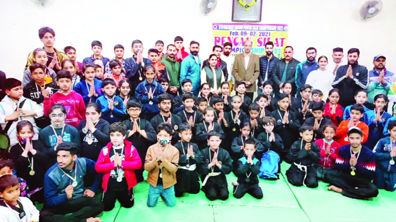 Medallists and dignitaries posing for group photograph. Medallists and dignitaries posing for group photograph.