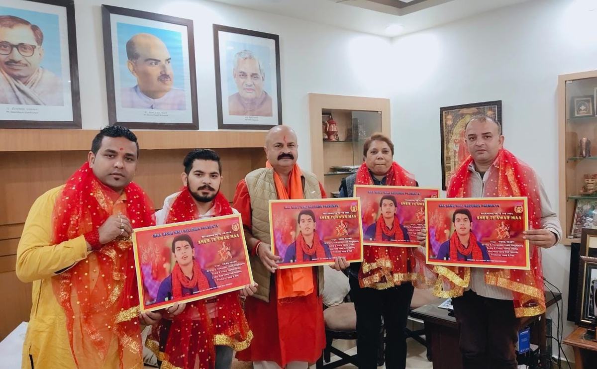 BJP senior vice president, Yudhvir Sethi releasing devotional album at Jammu on Friday. —Excelsior/Rakesh BJP senior vice president, Yudhvir Sethi releasing devotional album at Jammu on Friday. —Excelsior/Rakesh