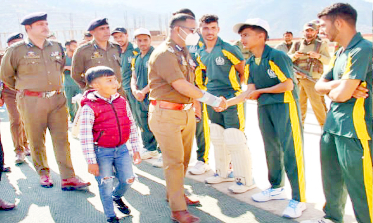 Deputy Inspector General of Police DKR Range, Abdul Jabbar interacting with players during cricket tourament at Doda. -Excelsior/Tilak Raj Deputy Inspector General of Police DKR Range, Abdul Jabbar interacting with players during cricket tourament at Doda. -Excelsior/Tilak Raj