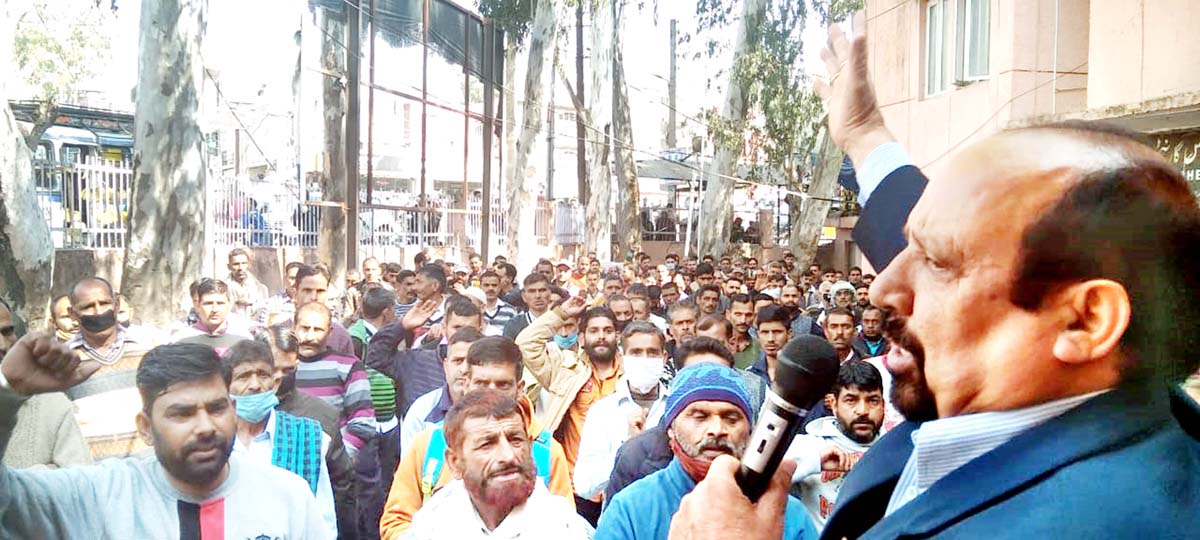 Senior Trade Union leader, Som Nath addressing protesting PHE workers at Udhampur on Friday. Senior Trade Union leader, Som Nath addressing protesting PHE workers at Udhampur on Friday.