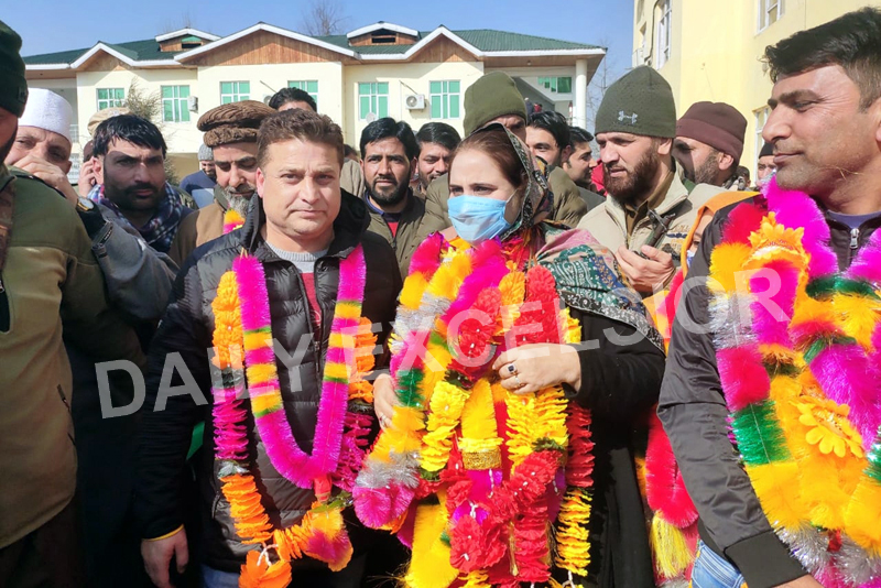 Nuzhat Ishfaq and Bilal Ahmed Sheikh after being elected as chairperson and vice chairperson of Ganderbal DDC on Wednesday. —Excelsior/Younis Khaliq Nuzhat Ishfaq and Bilal Ahmed Sheikh after being elected as chairperson and vice chairperson of Ganderbal DDC on Wednesday. —Excelsior/Younis Khaliq