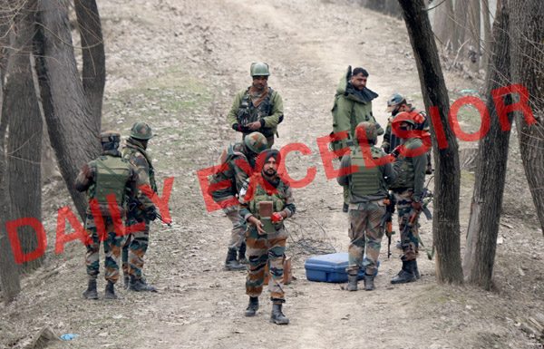 Security forces defuse IED which was planted on National Highway at Nowgam in Srinagar. —Excelsior/Shakeel