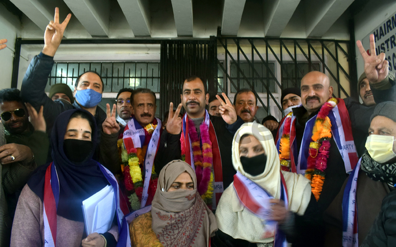 Apni Party leaders Aftab Malik and Bilal Ahmad showing victory signs after being elected as chairman and vice chairman of Srinagar DDC. -Excelsior/Shakeel Apni Party leaders Aftab Malik and Bilal Ahmad showing victory signs after being elected as chairman and vice chairman of Srinagar DDC. -Excelsior/Shakeel