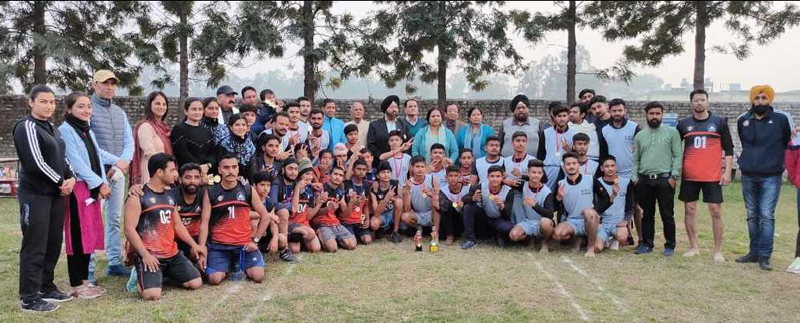 Chief guest along with dignitaries and winning team posing for a group photograph. Chief guest along with dignitaries and winning team posing for a group photograph.