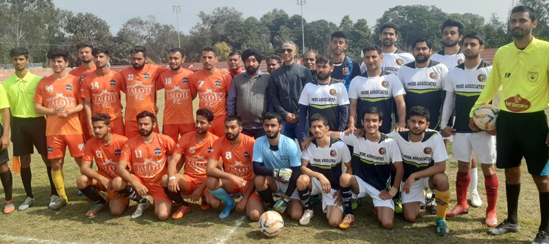 Chief guest, Sajjad Haider posing for a group photograph with winning team at Kathua. Chief guest, Sajjad Haider posing for a group photograph with winning team at Kathua.