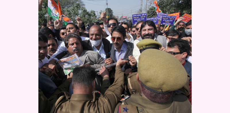 Cong leaders and workers being stopped by police during protest rally near Janipur in Jammu on Sunday. —Excelsior/Rakesh Cong leaders and workers being stopped by police during protest rally near Janipur in Jammu on Sunday. —Excelsior/Rakesh