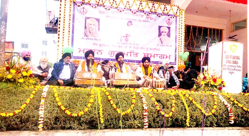 Ragis reciting Gurbani Kirtan at Gurdwara Guru Arjun Dev, Domana in Jammu. Ragis reciting Gurbani Kirtan at Gurdwara Guru Arjun Dev, Domana in Jammu.