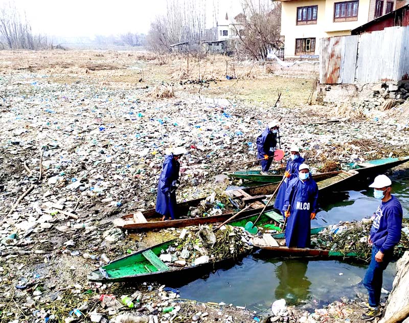 NGO workers cleaning Khushal Sar in Srinagar on Sunday. -Excelsior/Shakeel NGO workers cleaning Khushal Sar in Srinagar on Sunday. -Excelsior/Shakeel